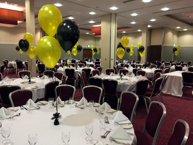 A room decorated with balloon decorations